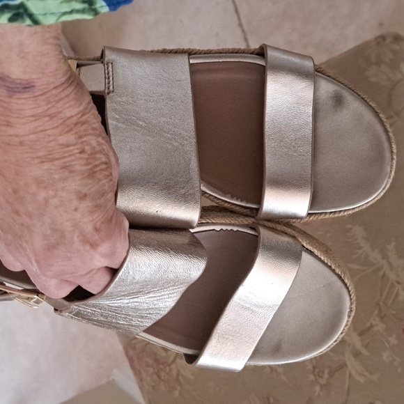 Naturizer Gold Metallic Leather Wedge sandal with grass cloth Wedge sz8 EUC - Picture 4 of 7